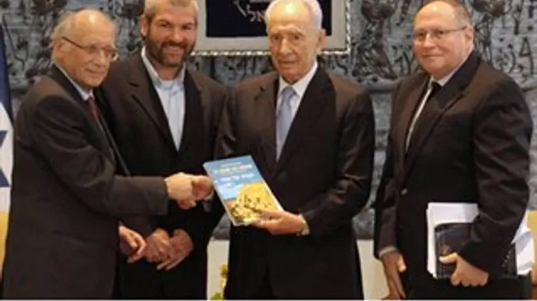 פרס מקבל את ההגדה