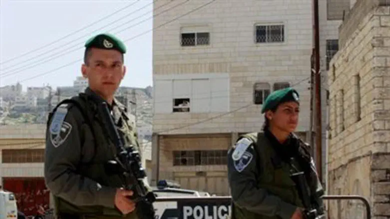 Border Police guard new Jewish home in Hevron