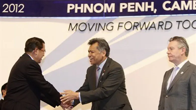 Hun Sen (l)