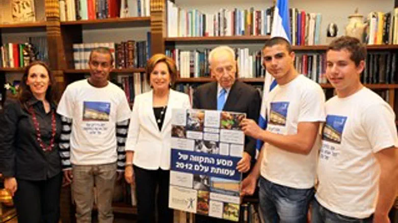 מגישים את הדו"ח לנשיא