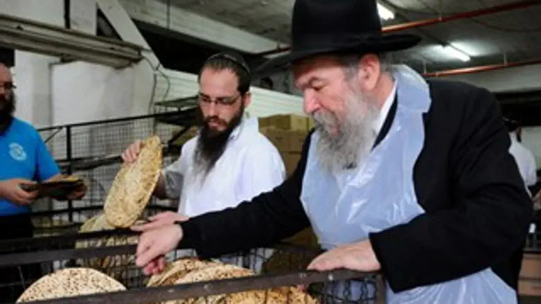 חסידי חב"ד אופים מצות