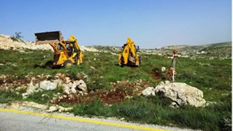 הטרקטורים עובדים בגבעת היקב