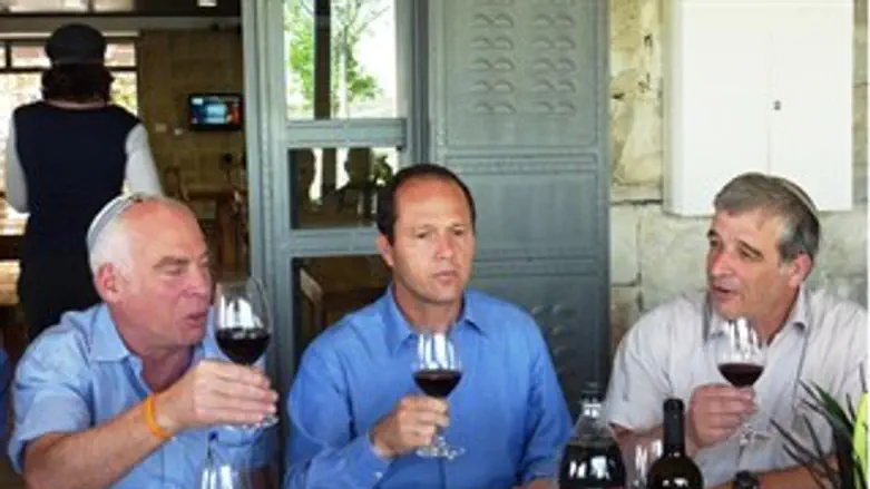 ניר ברקת ביקב פסגות עם אבי רואה ואורי אריאל