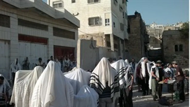 התפילה הבוקר סמוך לבית המכפלה