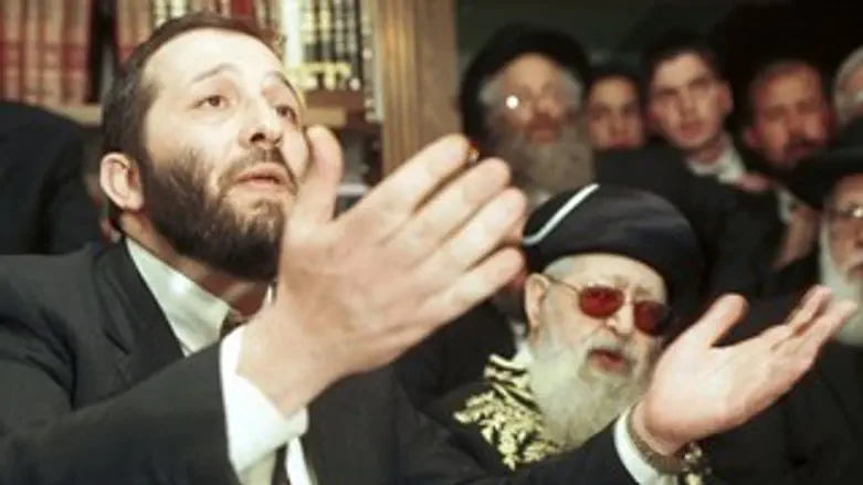 יפעל בניגוד לרב? דרעי והרב עובדיה