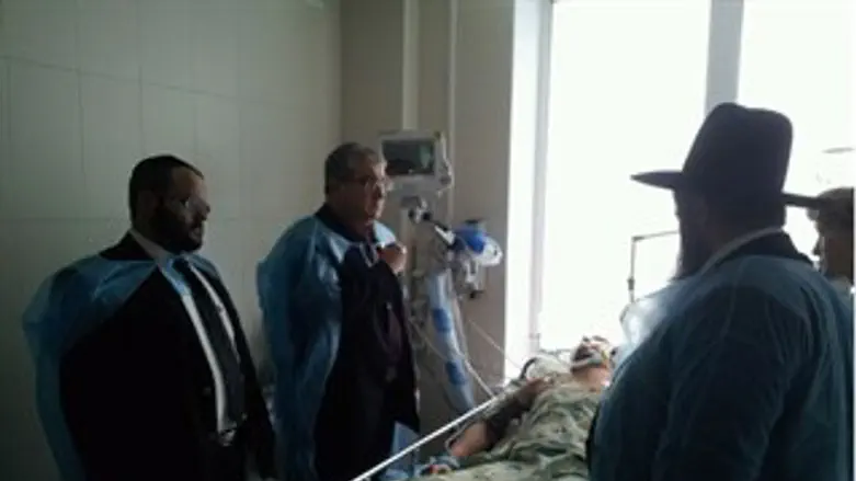 נציגי זק"א סביב מיטת הפצוע