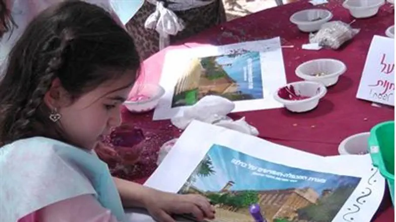 Girl with picture of Patriarchs' Cave in Hevr