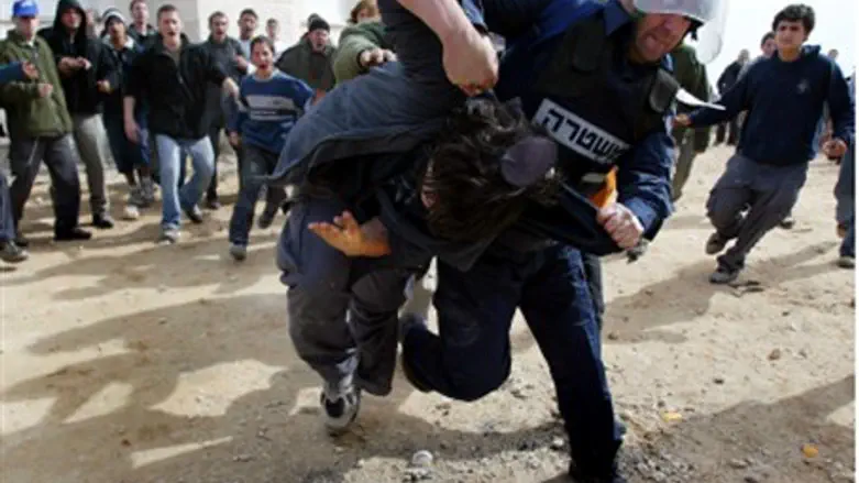 Violence at Amona demolition