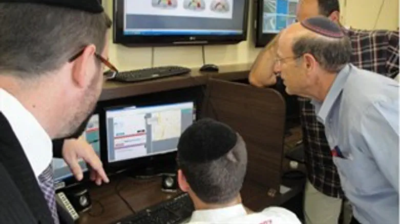 בוחן את מרכז הבקרה