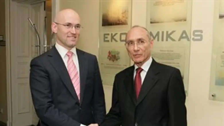 לנדאו בפגישה עם שר הכלכלה הלטבי