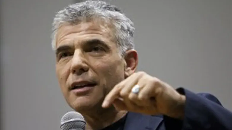 פוליטיקאי מנחה. לפיד