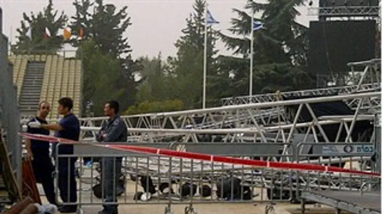 עמוד התאורה שהתמוטט 