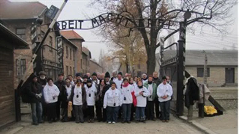 המשלחת בשערי אושוויץ