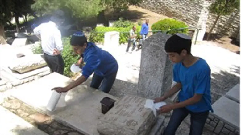 תלמידי אמי"ת צפת מנקים קברי חללי תש"ח