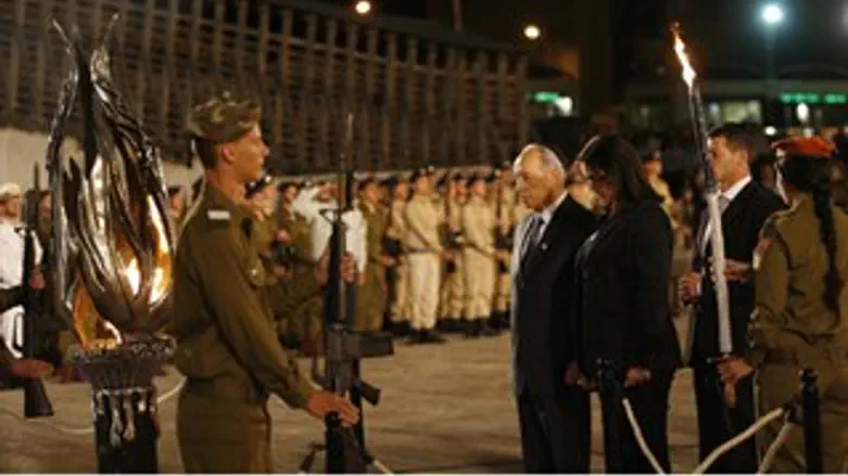 טקס הדלקת נר הזיכרון. ארכיון