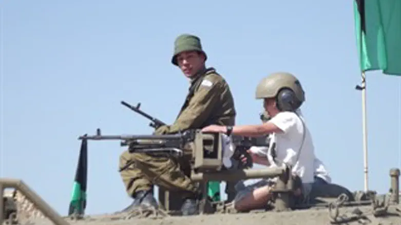 גם הילדים מתגייסים