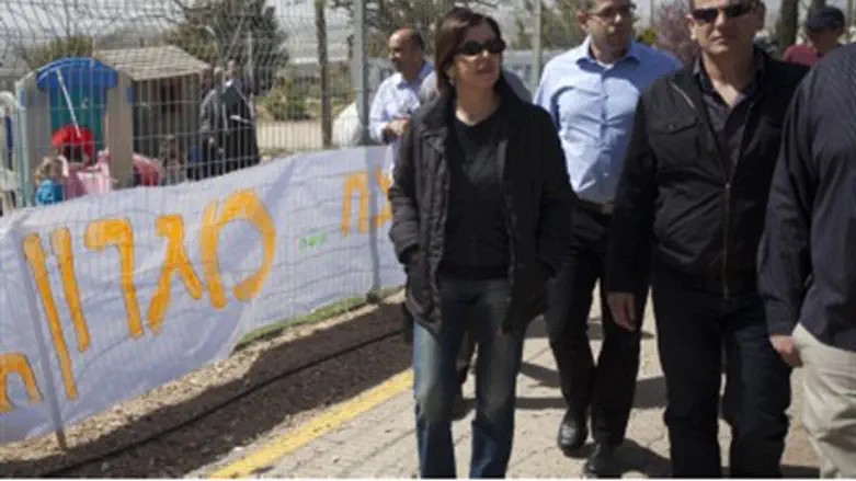 Leftist leaders tour Migron