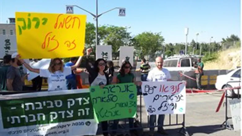 ההפגנה. הבוקר