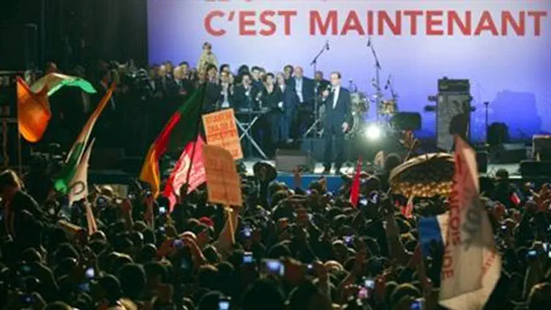 Celebrants at Hollande victory rally wave for