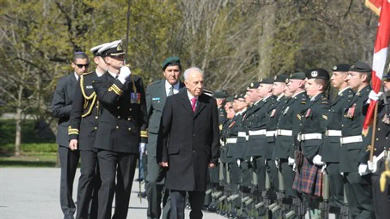 Shimon Peres Reviews the Honor Guard