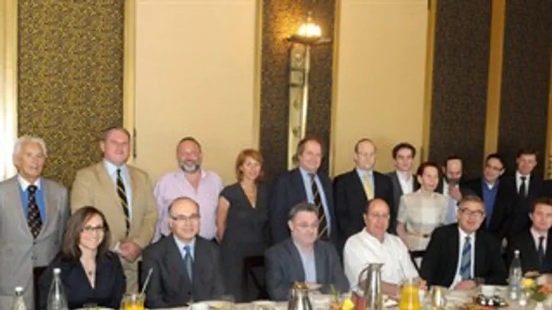 המשלחת בטקס החנוכה