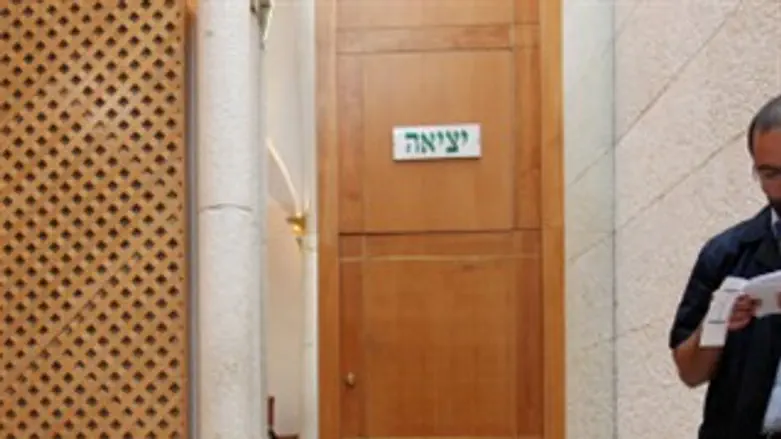 בדלתות סגורות