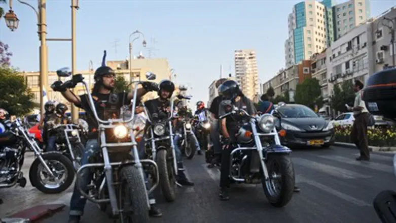 Cyclists' parade for the veterans