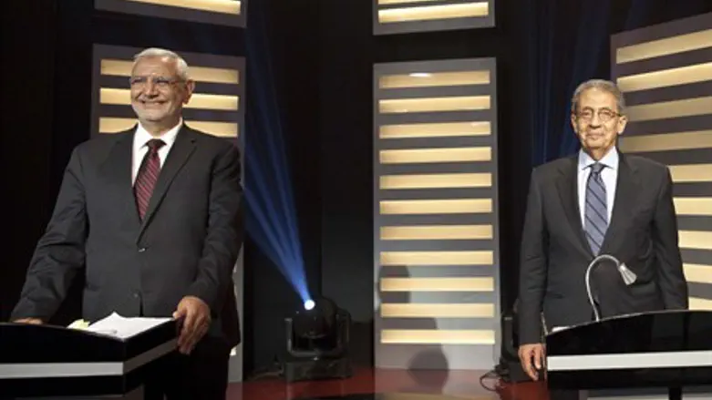 Egyptian presidential hopefuls Amr Moussa (R)