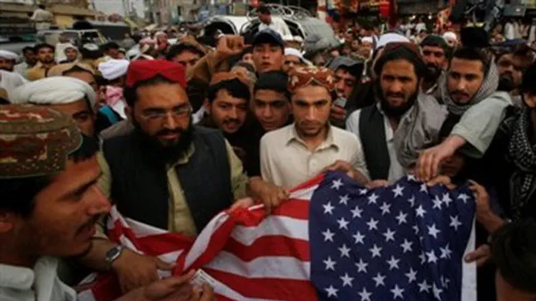 Pakistani Islamic party tries to burn US flag