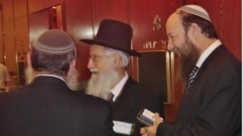 הרבנים בכניסה לכנס