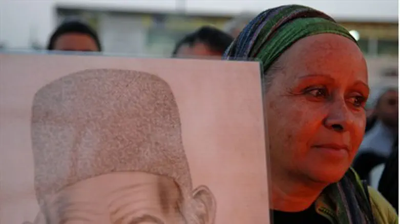Mourner with picture of Rabbi Elazar Abuchatz
