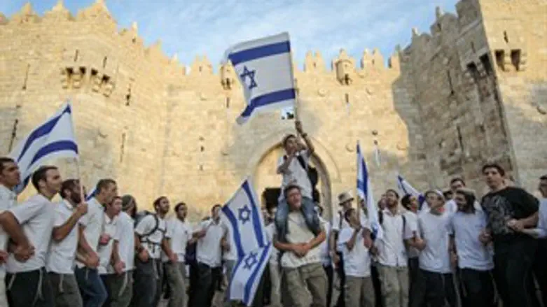 בגאווה עם דגל ישראל