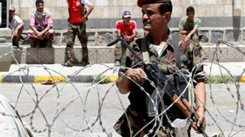 Soldier guarding the home of Presiden Hadi