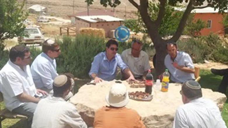 אקוניס בסיור