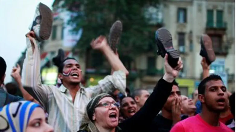 Zionists celebrate successful shoe-snatching operation