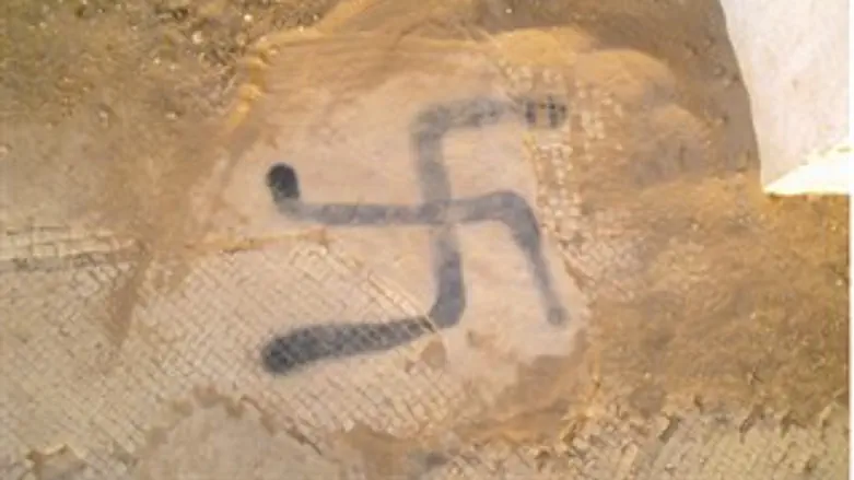 הסתה מבית. צלב קרס