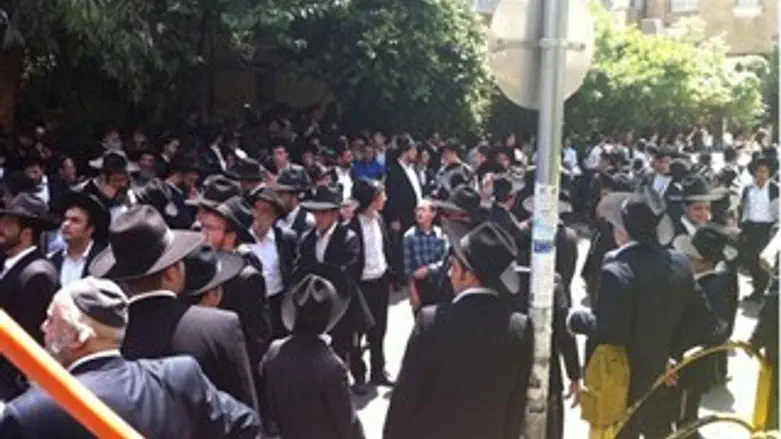 אלפים בלוויה