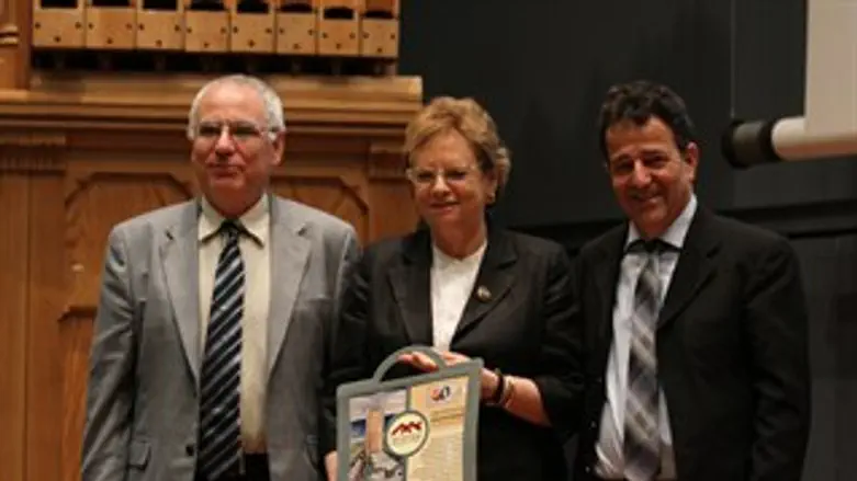 ביניש מקבלת את האות. היום