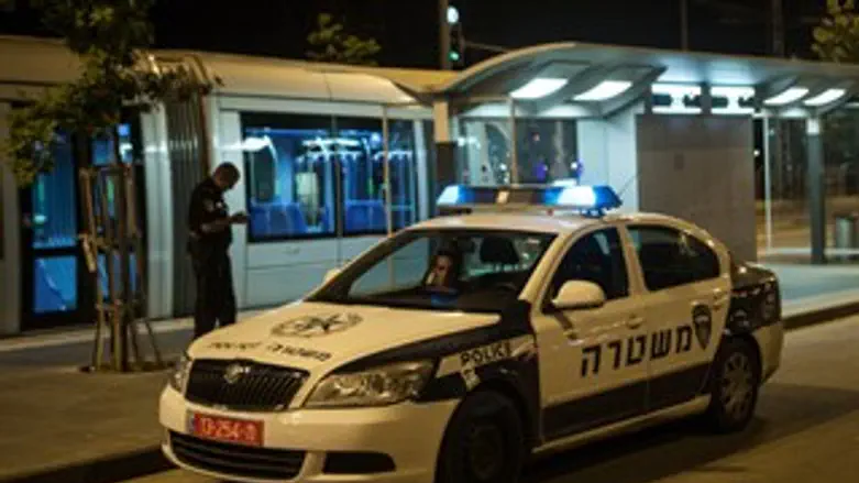 משטרה בתחנת הרכבת הקלה בגבעה הצרפתית בירושלים
