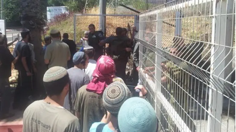 Protest outside Binyamin Brigade base