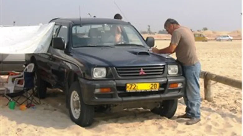 רכב טנדר בחוף