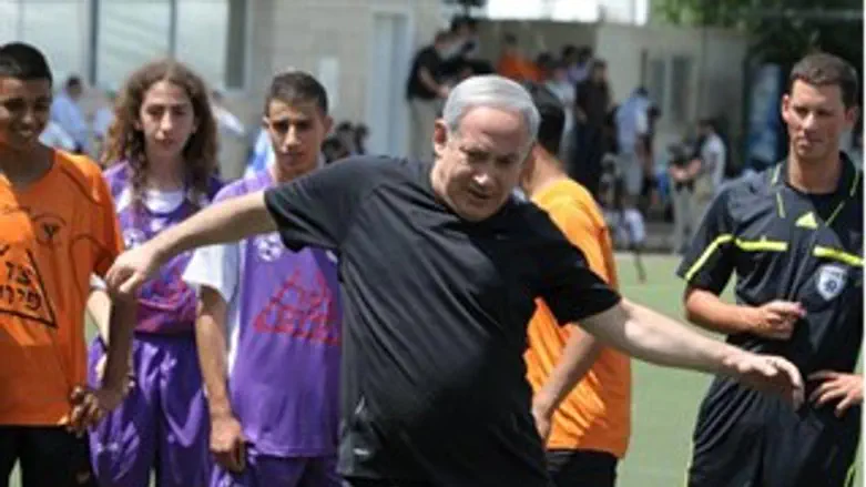 נתניהו משחק