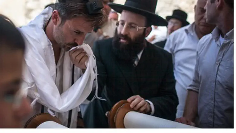  Actor David Arquette, Rabbi S. Rabinowitz