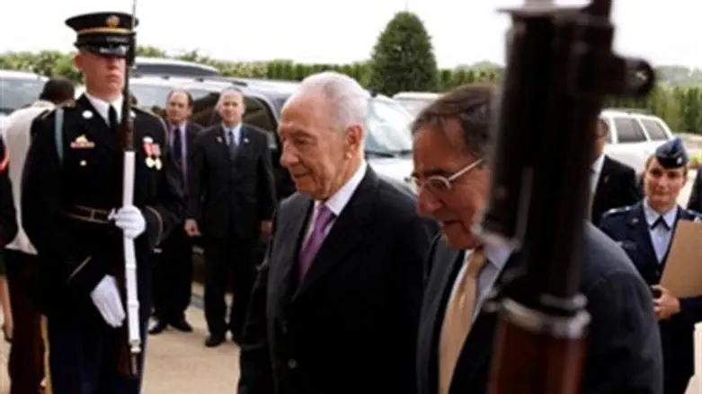 Panetta welcomes Peres with military recepti