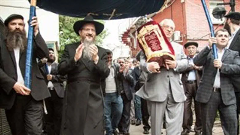 הכנסת ספר התורה