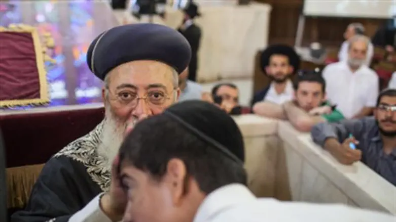 Rabbi Amar gives a blessing
