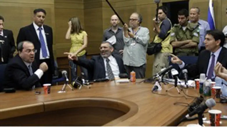 דנון וטיבי בעוד דיון מתוח