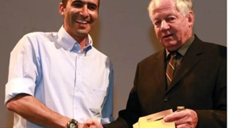 בן סעדון מקבל את הפרס