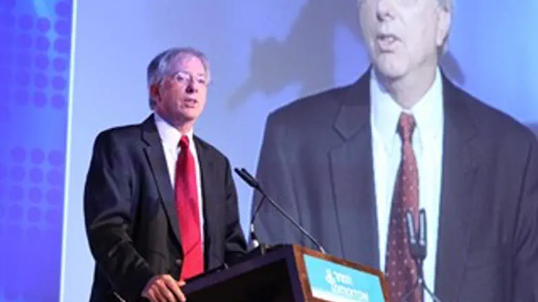 רוס משרטט קווים למו"מ