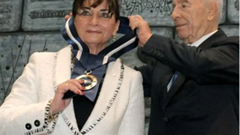 פרס מעניק את המדליה לג'ודי פלד קר
